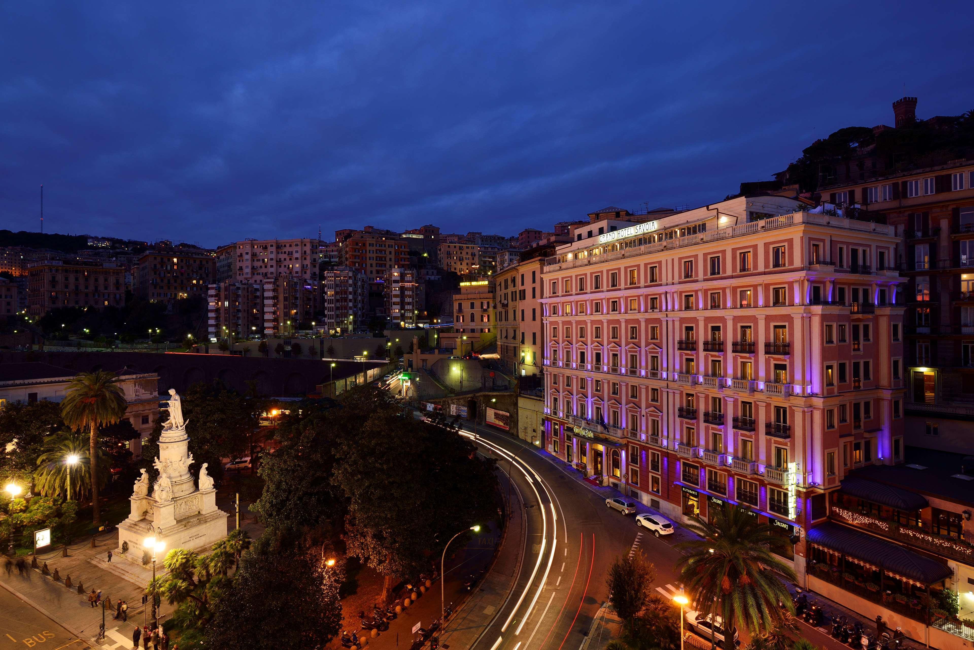 โรงแรมแกรนด์ซาโวเอีย เจนัว ภายนอก รูปภาพ The hotel at night